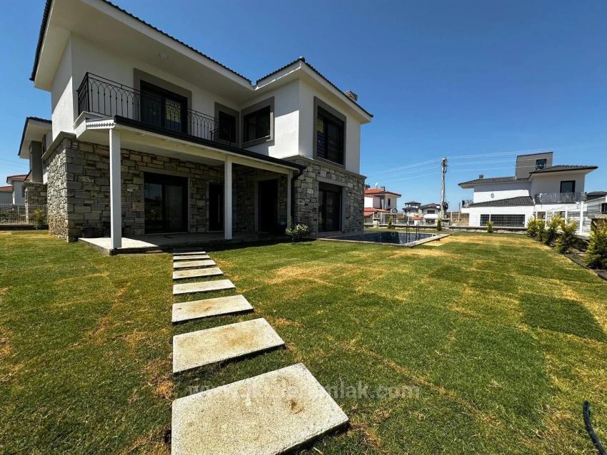 Seferihisar Akarcada Müstakil Havuzlu Lüx Şömüneli Satılık 4+1 Villa