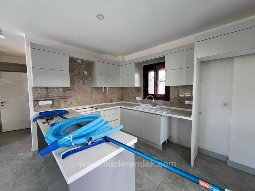 Seferihisar Akarcada Müstakil Havuzlu Lüx Şömüneli Satılık 4+1 Villa