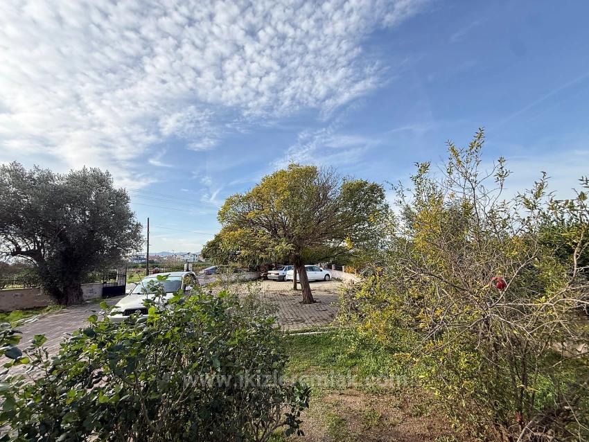 Seferihisar Ürkmez Merkez’de Satılık 2 + 1 80M2 Masrafsız Daire