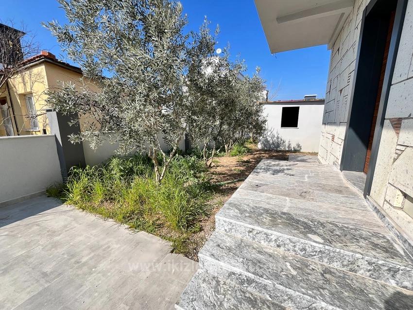 Ürkmez Doğanbey'de Satılık Sıfır Tek Müstakil 3+1 Geniş Villa