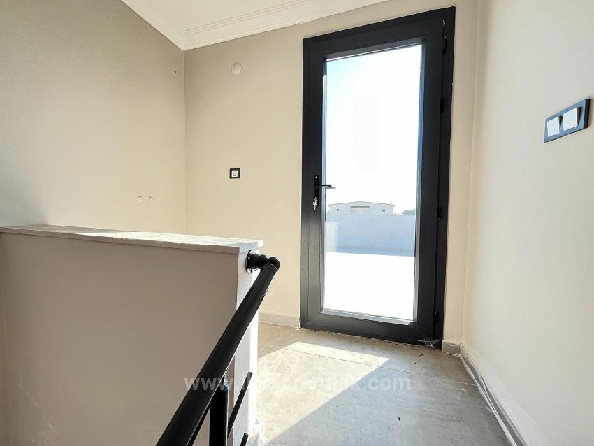 Ürkmez Doğanbey'de Satılık Sıfır Tek Müstakil 3+1 Geniş Villa