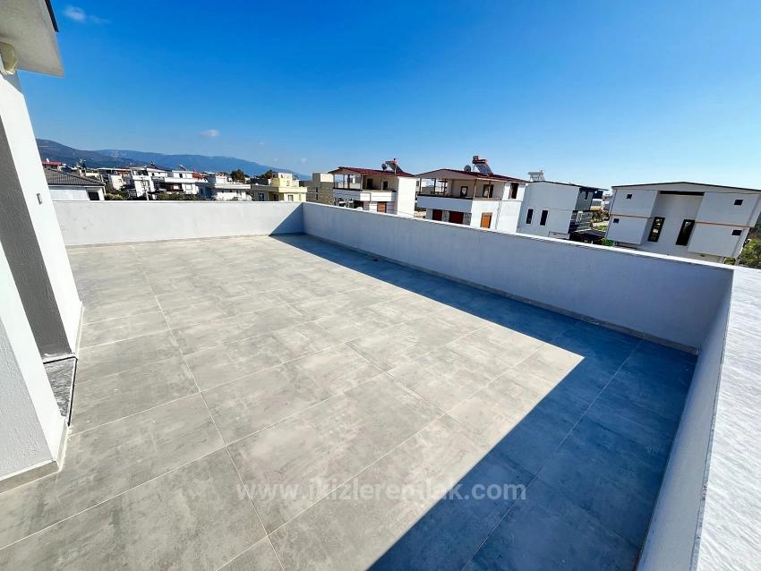 Ürkmez Doğanbey'de Satılık Sıfır Tek Müstakil 3+1 Geniş Villa