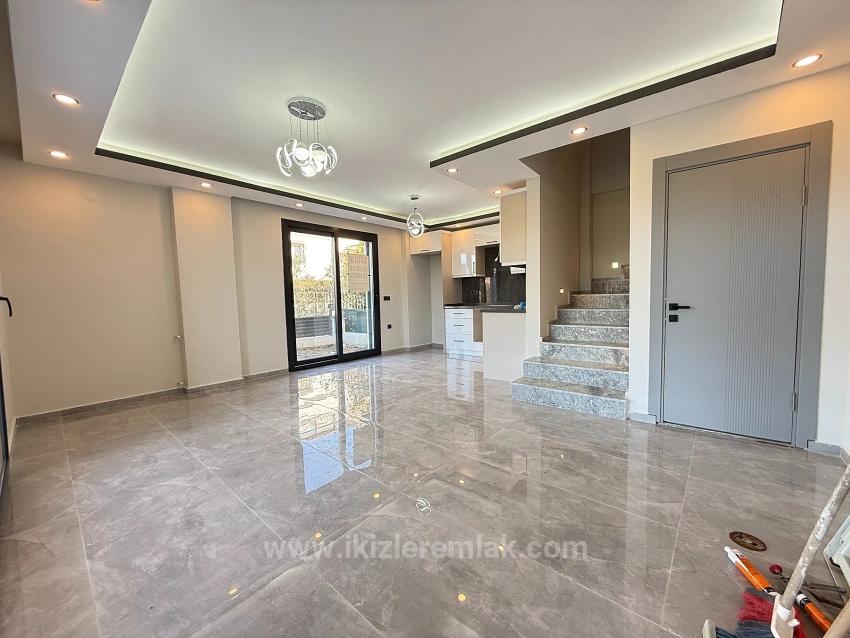 Seferihisar Doğanbey De Denize Yakin Satılık Bahçeli Sıfır Luks 3+1 Villa