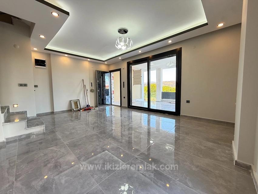 Seferihisar Doğanbey De Denize Yakin Satılık Bahçeli Sıfır Luks 3+1 Villa