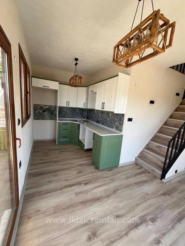 Menderes Gümüldür‘de Satılık Prefabrik 2 + 1 200 Metre Bahçe İçinde Tek Müstakil Yazlık