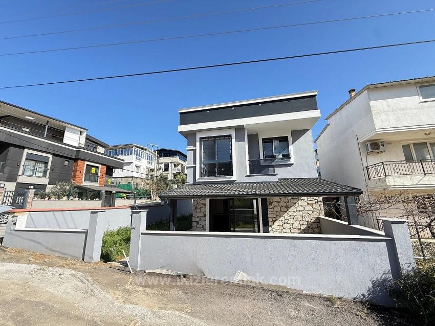 Seferihisar Doğanbey'de Satılık Tek Müstakil Bahçeli 3+1 Villa