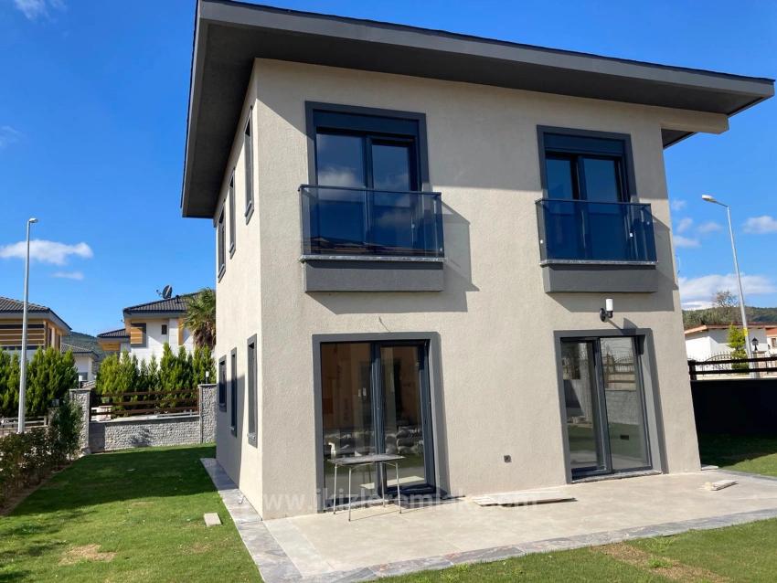 Seferihisar Doğanbey'de Satılık 3+1 Geniş Bahçeli Dubleks Villa