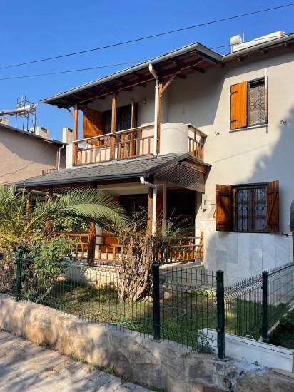 Seferihisar Ürkmez’de Deniz Tarafında Satılık 3 + 1 Bahçeli Dubleks Villa