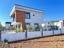 Ürkmez Doğanbey'de Satılık Sıfır Tek Müstakil 3+1 Geniş Villa