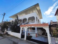 Seferihisar Doğanbey Cumhuriyet Mah. Satılık 6+1 Müstakil Ev - 200 m²